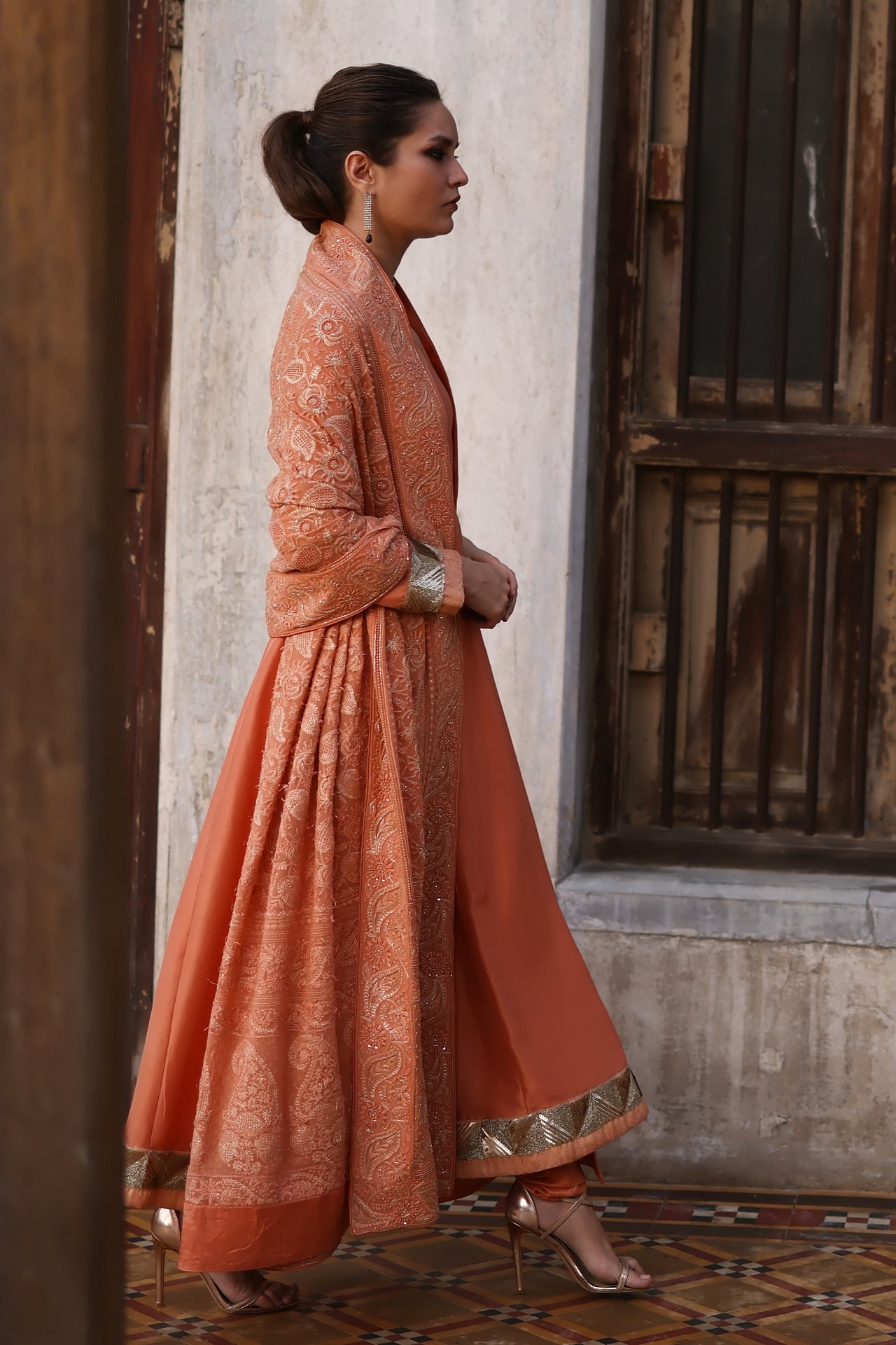 Aafrinish By Niazi Fahmeen Ansari Rizwan Ul Haq Burnt Orange Chikankari Chaadar & Peshwaz Stun in the rich hues of our Burnt Orange Chikankari chaadar Pakistan Fashion