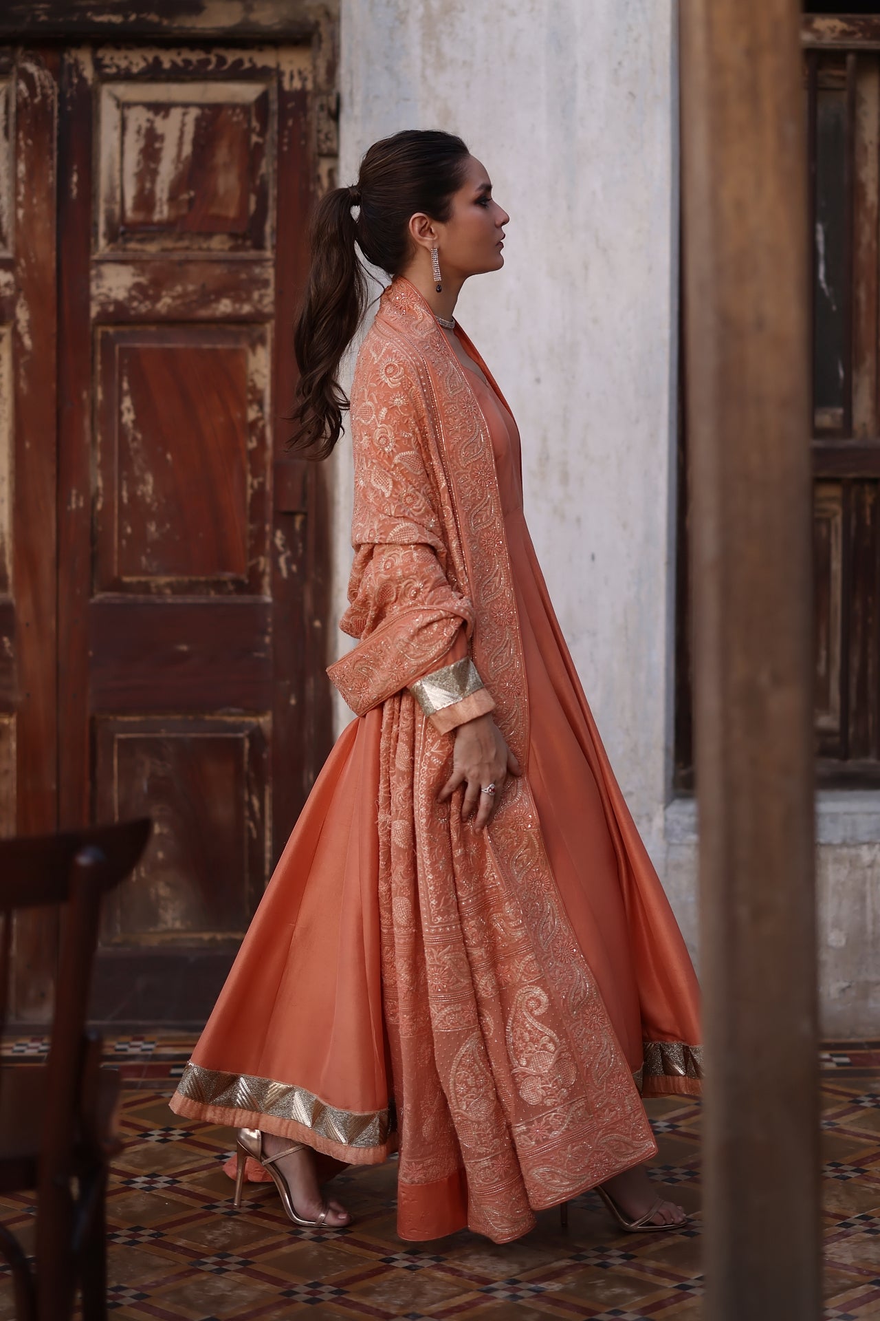 Aafrinish By Niazi Fahmeen Ansari Rizwan Ul Haq Burnt Orange Chikankari Chaadar & Peshwaz Stun in the rich hues of our Burnt Orange Chikankari chaadar Pakistan Fashion