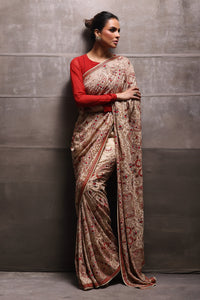 Aafrinish By Niazi Fouzia Aman Rizwan Ul Haq Gold Cutdaana Sari that is reminiscent of old world regality Pakistan Fashion