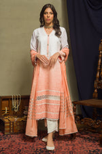 Load image into Gallery viewer, Aafrinish by Niazi Amal Abedi Shaded Peach Chikankari Kurta Nadir Toosy
