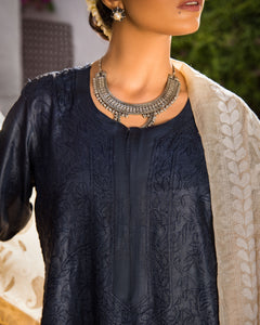 Aafrinish Zooni Sheikh Zooni-Sheikh Embroidery Pakistan Fashion Aafrinish chikankari kurta Midnight Blue tussar silk kurta hand embroidery offwhite-white kantha dupatta duppata fashion Mercedes-Benz 1970 Aafrinish-by-Niazi